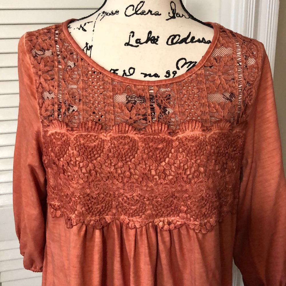 Easel NWOT coral lace front 3/4 length sleeve top - Picture 2 of 4